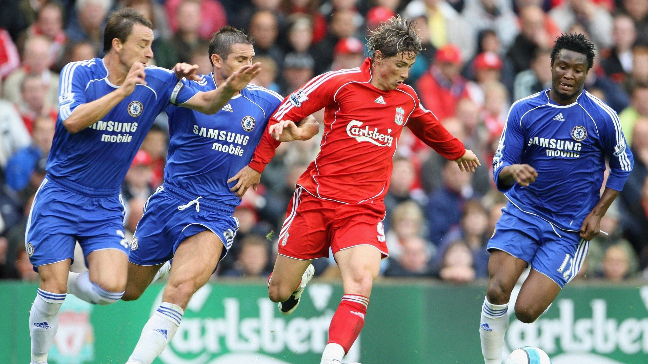 “飞跃东安湖：跑酷选手挑战最具难度的障碍赛道”